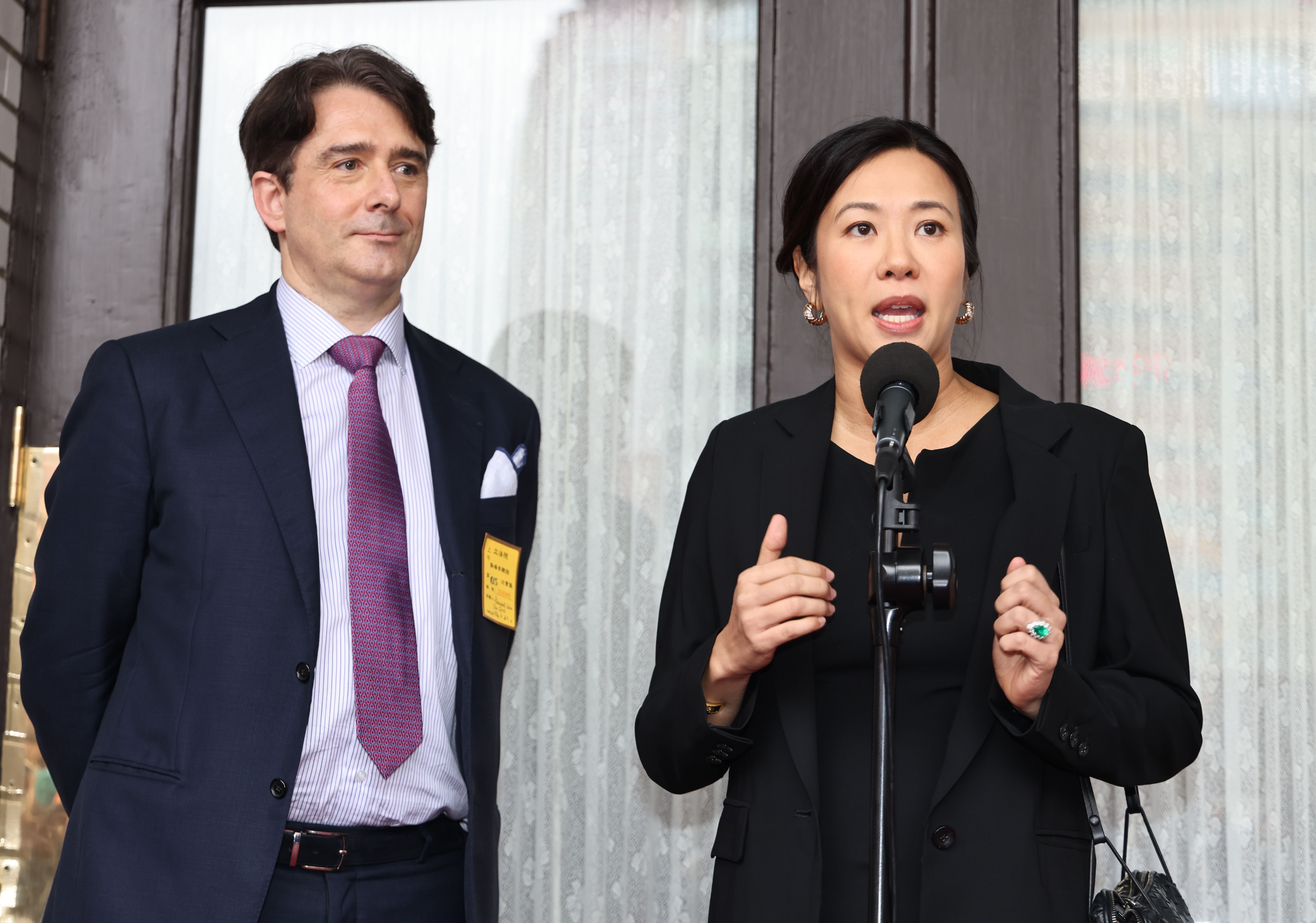 吳欣盈和比利時籍配偶雷諾(左)。林啟弘攝