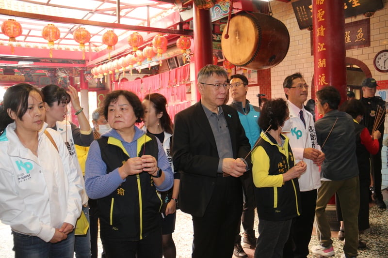 柯文哲11月30日下午前往苗栗縣銅鑼鄉天后宮參香，縣長鍾東錦及藍營人士並未陪同。中央社