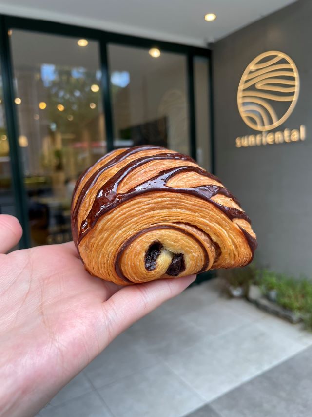 鬆脆香甜的巧克力可頌是Sunriental café 人氣商品。（業者提供）.jpg