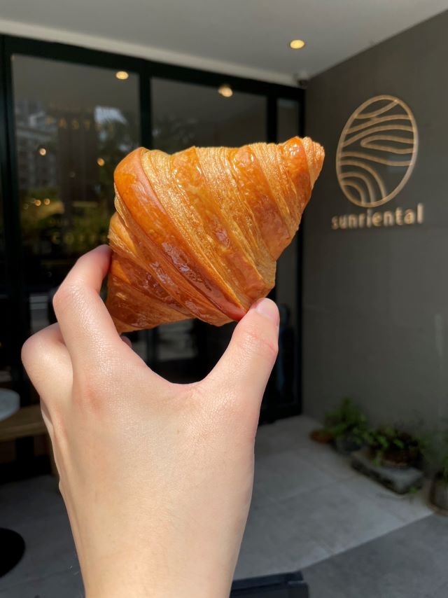 Sunriental Café的黑松露可頌會現刨上新鮮松露。（業者提供）.jpg