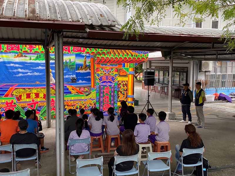 臺東縣警察局少年隊至美和國小法治教育宣導。圖／台東縣政府