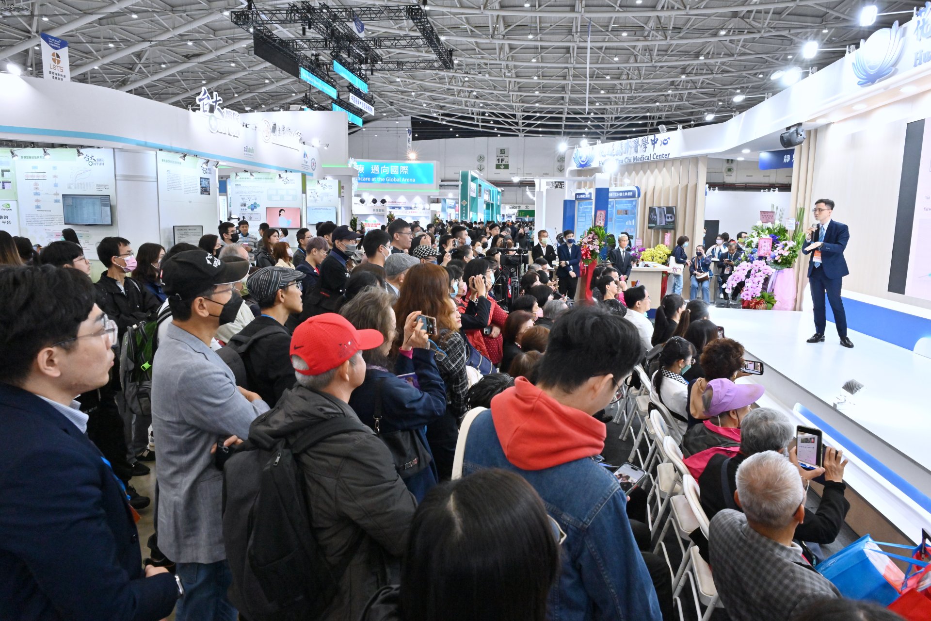 國璽幹細胞公司在台灣醫療科技展花蓮慈院展位,吸引許多腦中風病友家屬諮詢相關臨床試驗及治療訊息;在12月2日的專家講座中,更是座無虛席,吸引許多專家及關心慢性腦中風議題的民眾到場聆聽。