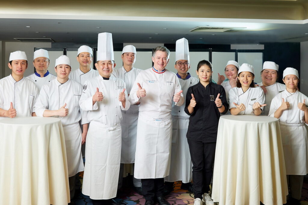 圖說_法國最佳工藝甜點師Nicolas Boussin(中)及JR東日本大飯店台北行政主廚暨點心房團隊
