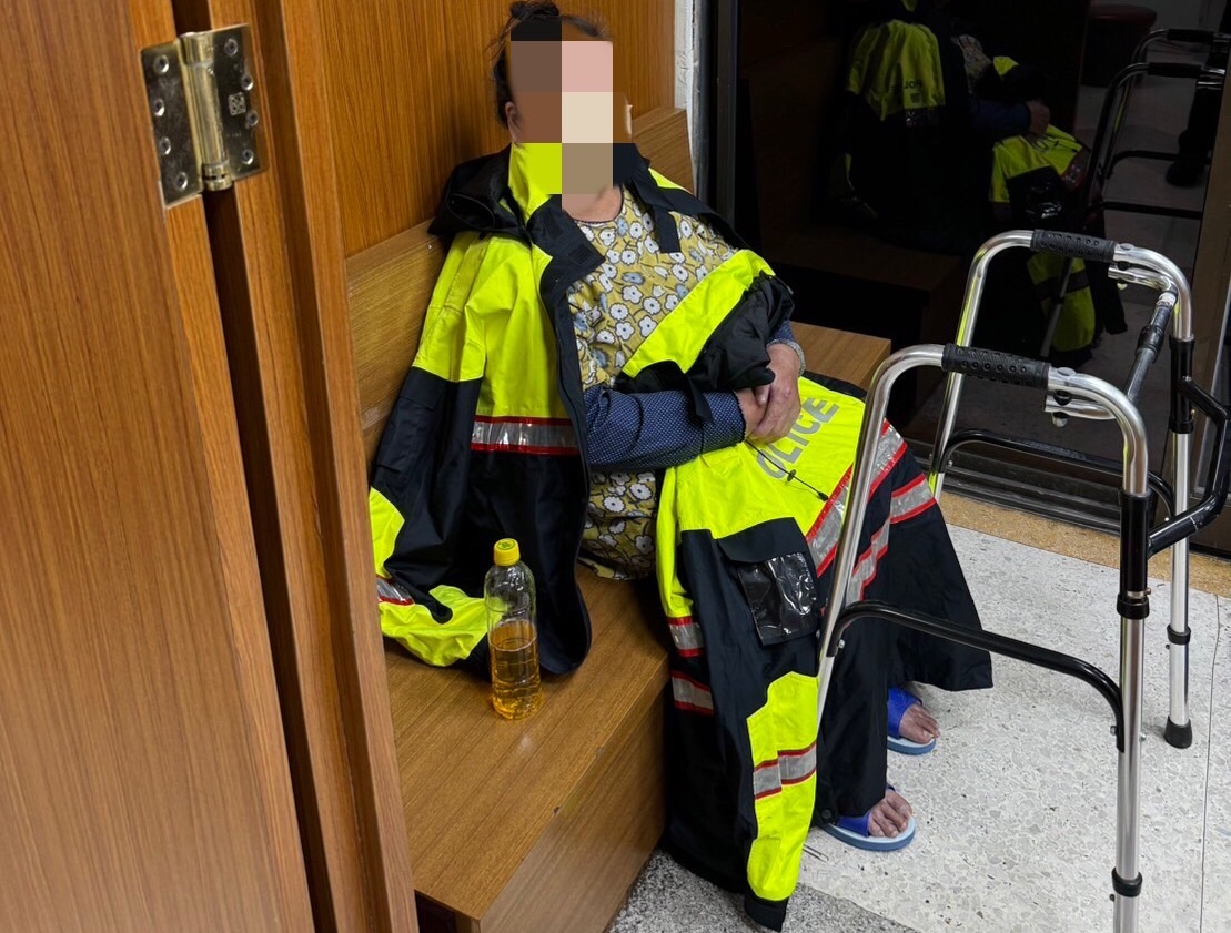 ▲圖說:深夜氣溫冷冽,員警將防風外套披在衣著單薄柳婦身上 (圖/台中市政府提供)