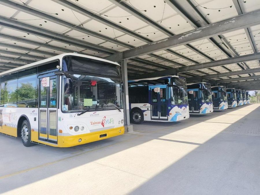 金門縣低地板公車再添9輛 長輩上下車更方便