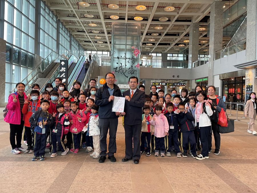 高鐵苗栗站溫馨傳愛 偏鄉孩童搭高鐵一日遊台北