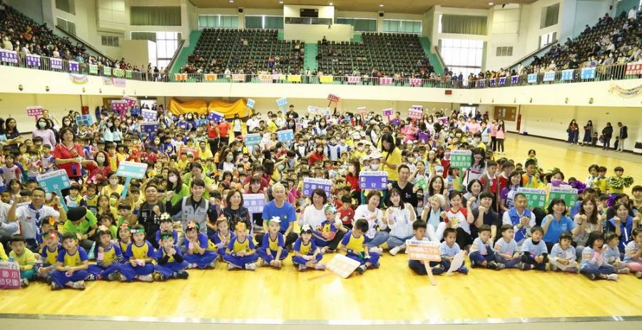 第二屆幼兒園運動會　黃敏惠與小寶貝們打勾約定揪爺奶同運動、享健康