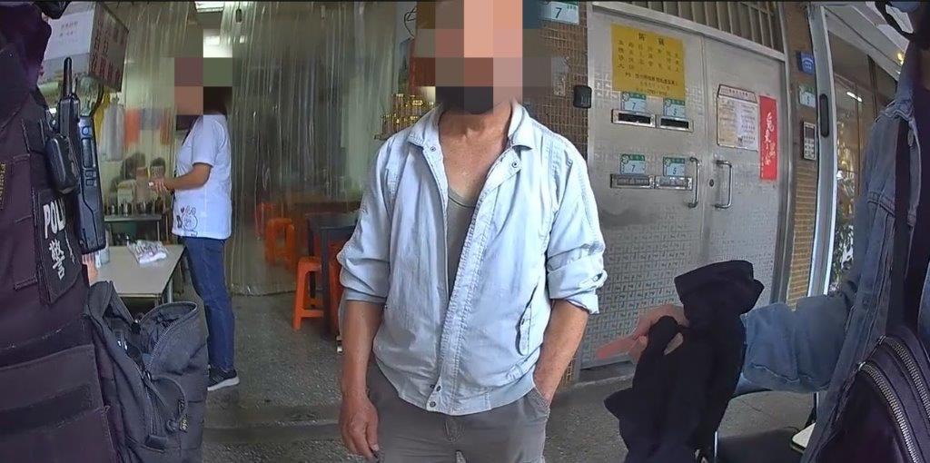 老翁騎車迷航,警民合作助返家。(記者薛秀蓮翻攝)