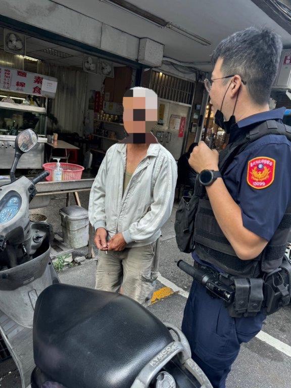 老翁騎車迷航,警民合作助返家。(記者薛秀蓮翻攝)