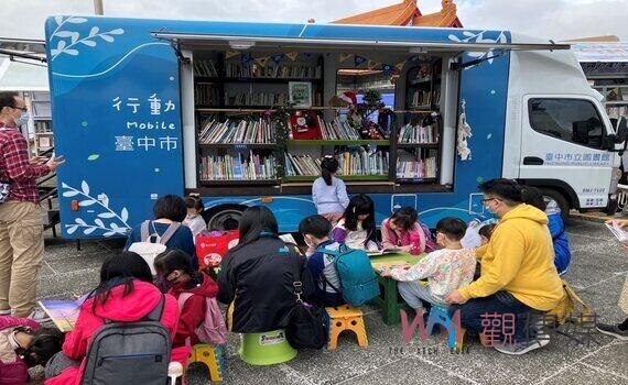 傳遞智慧閱讀能量 !中市跑酷行動圖書車 台北圈粉