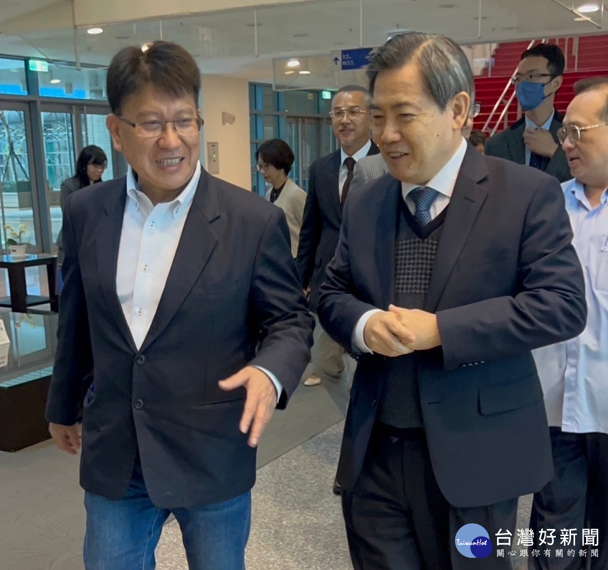 林思銘帶隊考察法官學院，司法院秘書長吳三龍（右）詳細。