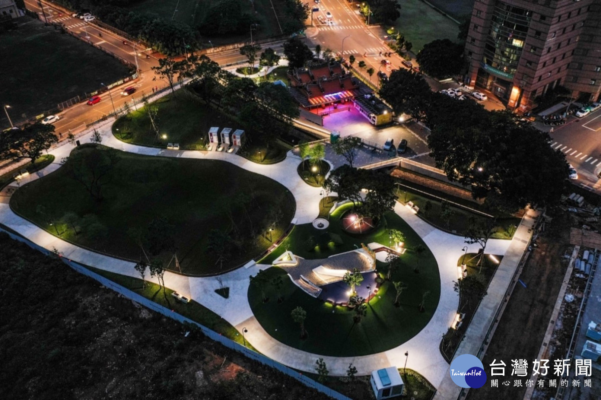 中壢永福羅漢松公園夜間照。