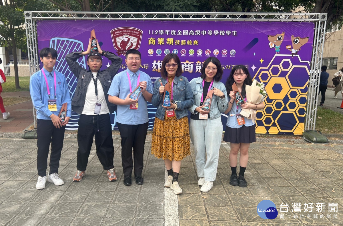 明道中學奪商業類4金手及4優勝,得獎師生合影。