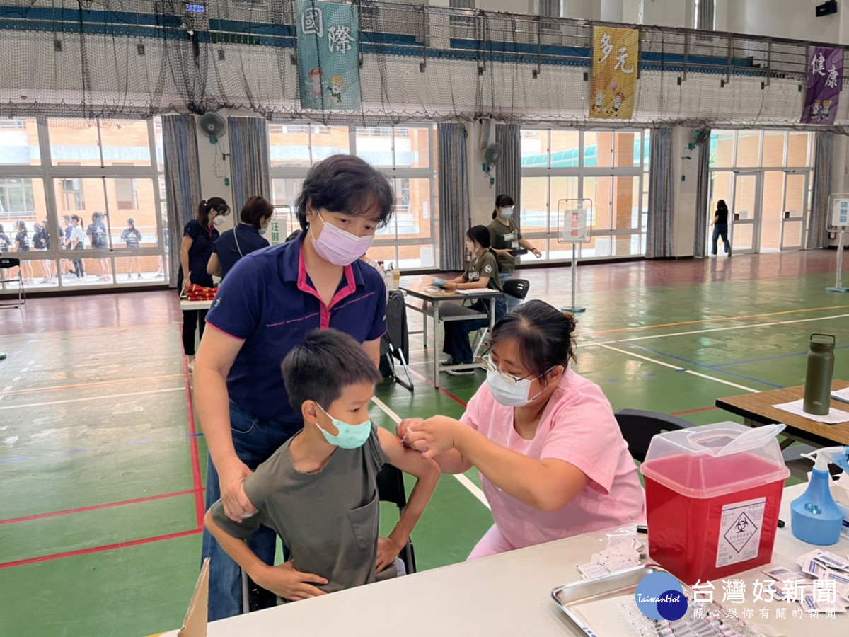 台中市國小、國中、高中職及五專1至3年級學生,12月11日至12月16日接種公費流感疫苗,即可獲得好禮一份。