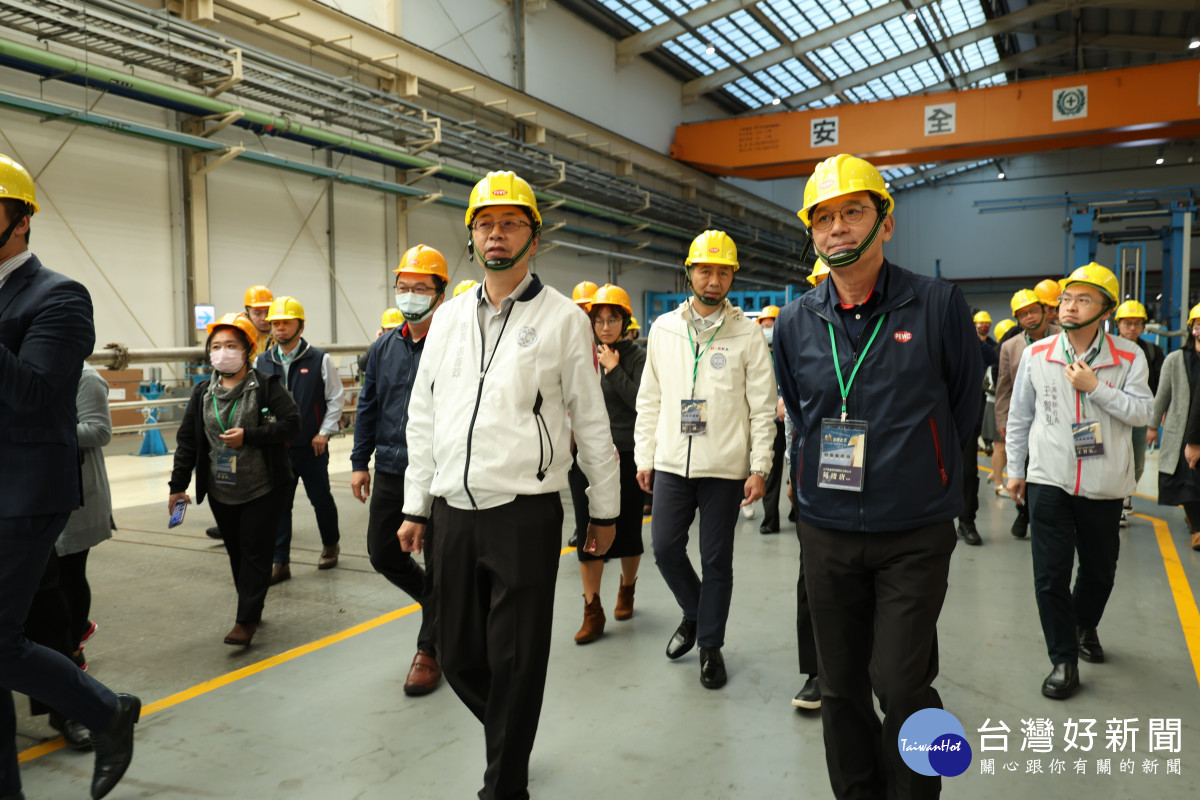 張市長與桃園金牌企業參訪太平洋電線電纜公司廠區。