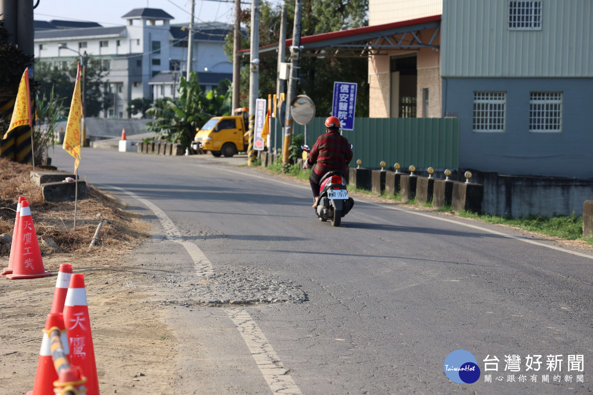 斗南鎮雲82線因道路年久失修,逐漸產生路面龜裂、平整度下降等狀況,影響民眾通行安全/林詩涵翻攝