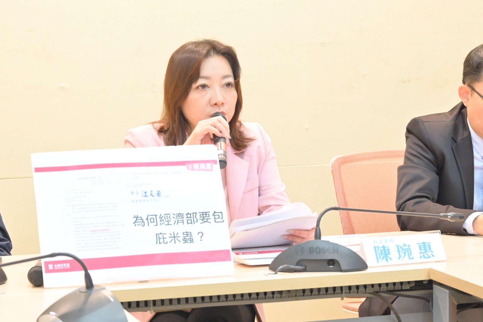 眾黨立委陳琬惠質疑,財團法人雜糧發展基金會前董事長林源泉卸任後,疑將用公帑買的酒寄回家。陳琬惠提供