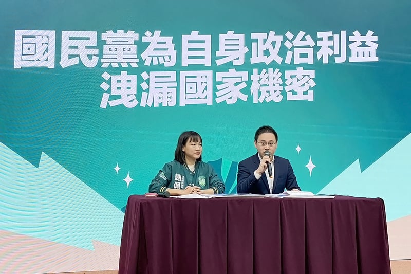 賴清德競選總部發言人趙怡翔(右)、立委參選人謝佩芬(左)7日舉行「國民黨為自身政治利益洩漏國家機密」記者會。中央社