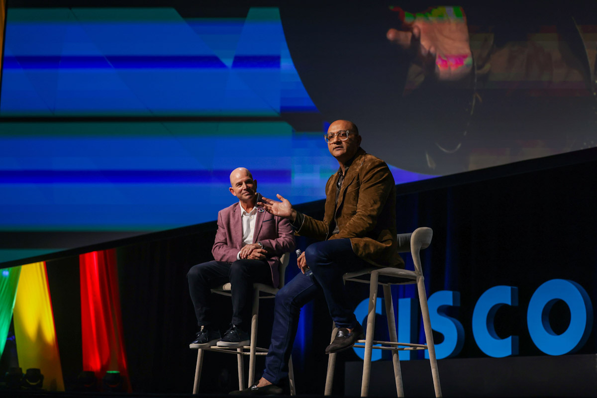 思科執行副總裁暨網路安全及協作業務總經理jeetu Patel(右)於cisco Live Melbourne大會,分享全新思科網路安全人工智慧助理(cisco Ai Assistant)