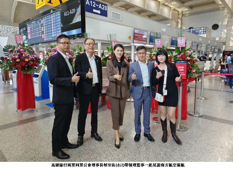 可能是 5 個人和文字的圖像