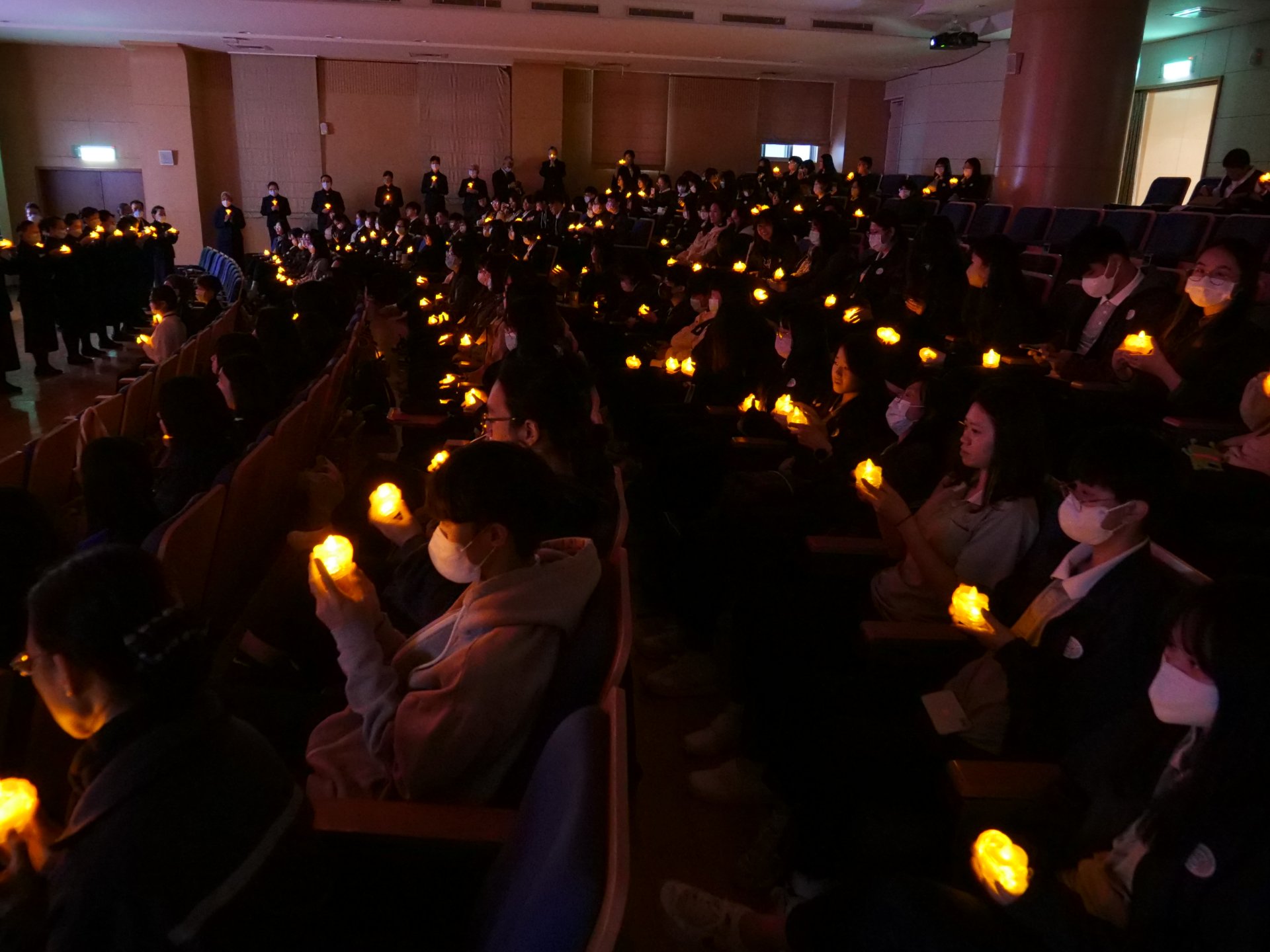 師生一起點亮心燈,一起感恩過去、珍惜現在、展望2024年。