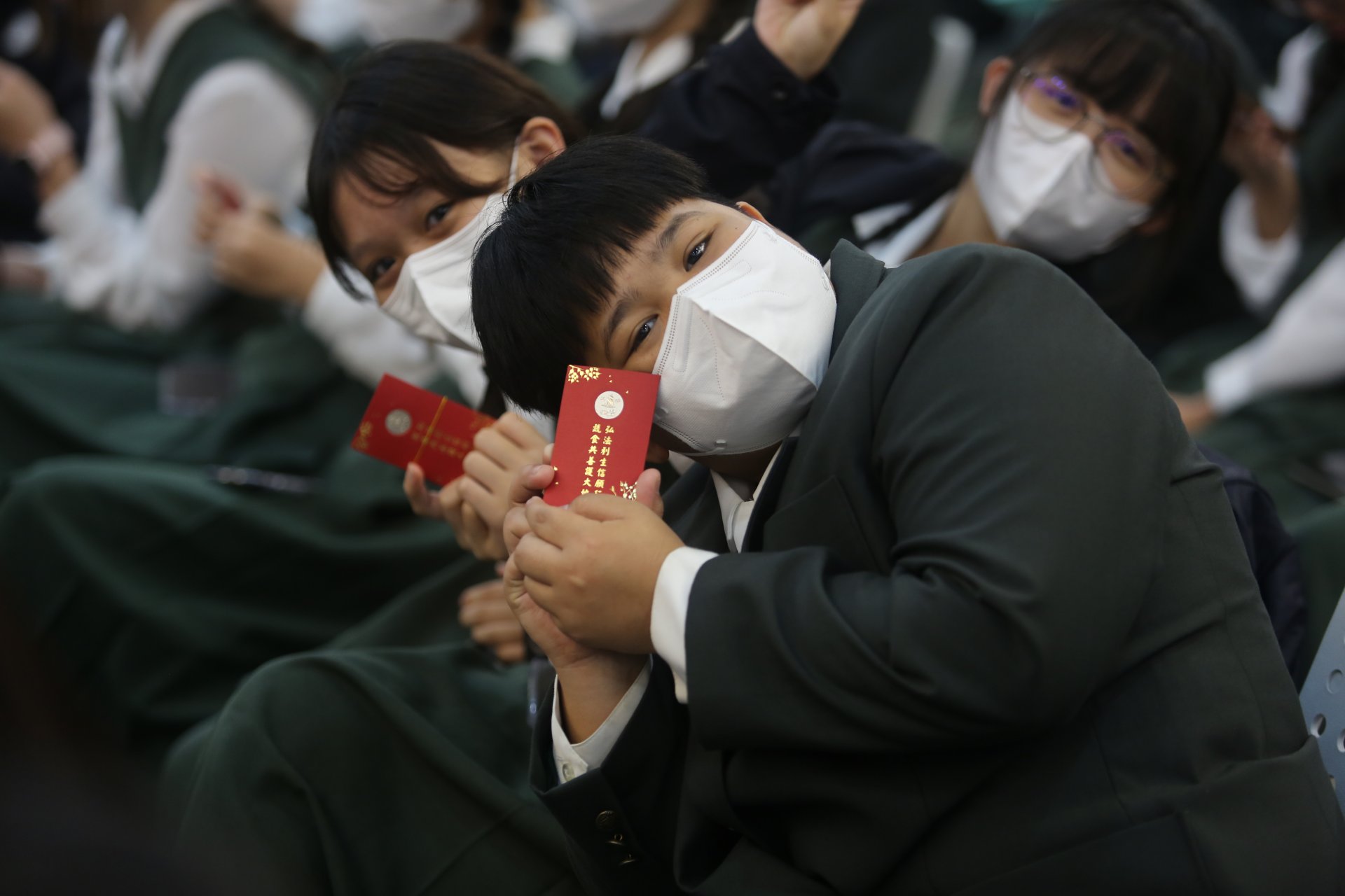 學生拿到福慧紅包,歡喜之情無法言語。