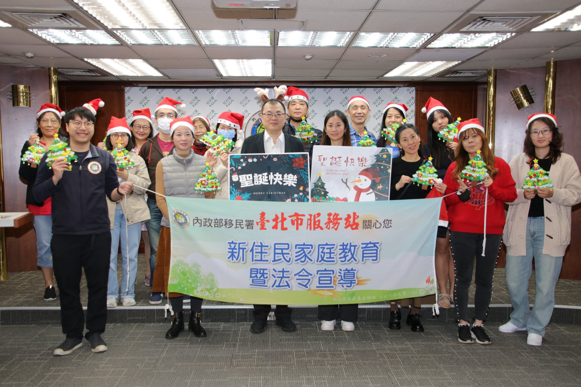 移民署北區事務大隊臺北市服務站提前歡慶耶誕節慶,7日辦理「家庭教育與法令宣導課程」,邀請來自大陸杭州的陳華(前排右四)擔任多元文化講師,分享初為人妻來臺的心路歷程。(右五為臺北市服務站視察鄭宗仁)