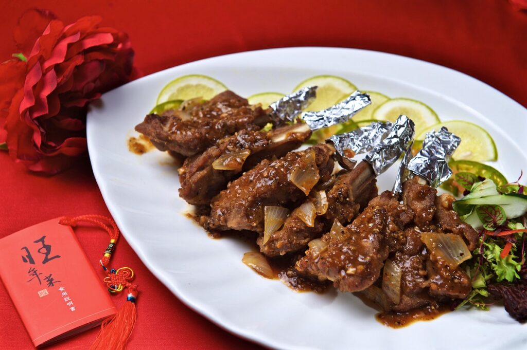 「蜜椒羊小排」嚴選紐西蘭羊肩排,無不討喜的羊騷味,肉質柔軟多汁。(圖/潮品集潮州料理餐廳提供)