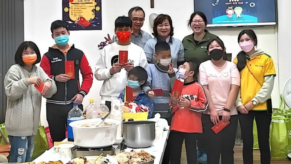 基督教芥菜種會舉辦「新春圍爐紅包募集」活動,預計募集441萬為弱勢兒少及其照顧者溫暖過年。7-ELEVEN把愛找回來公益募款平台愛心響應,凡於12月11日至15日使用ibon或OPEN POINT APP,單筆捐款滿1,000元(含以上)支持「新春圍爐紅包募集 助弱勢孩子過好年」,即贈7-ELEVEN商品卡100元1張,邀請社會大眾一起行動,用助人的方式傳遞愛。