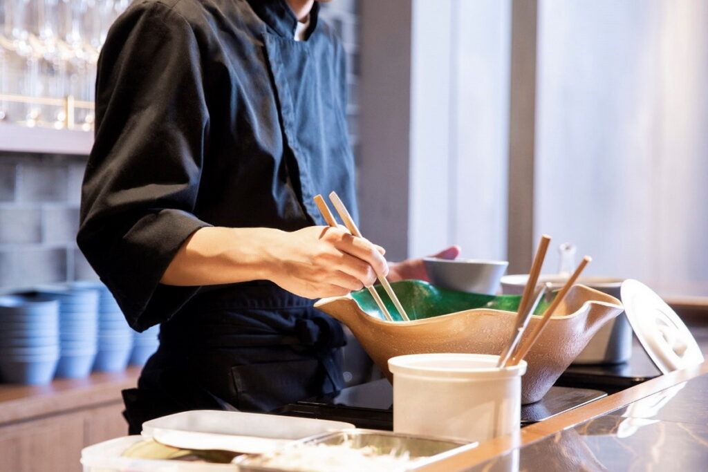 「銀座朝食實驗室」現場有和式與西式料理都精通的廚師調理，送上最新鮮的美味食品。（©Ginza Choshoku Lab）