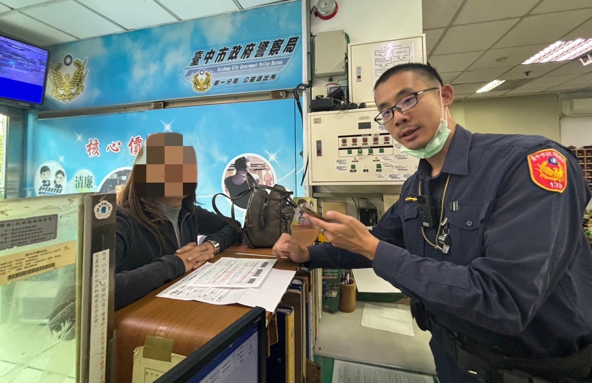 ▲圖說:安琪拉十分感謝台灣員警親切與詳盡的說明,高興地與李文詳合影留念 (圖/台中市政府提供)
