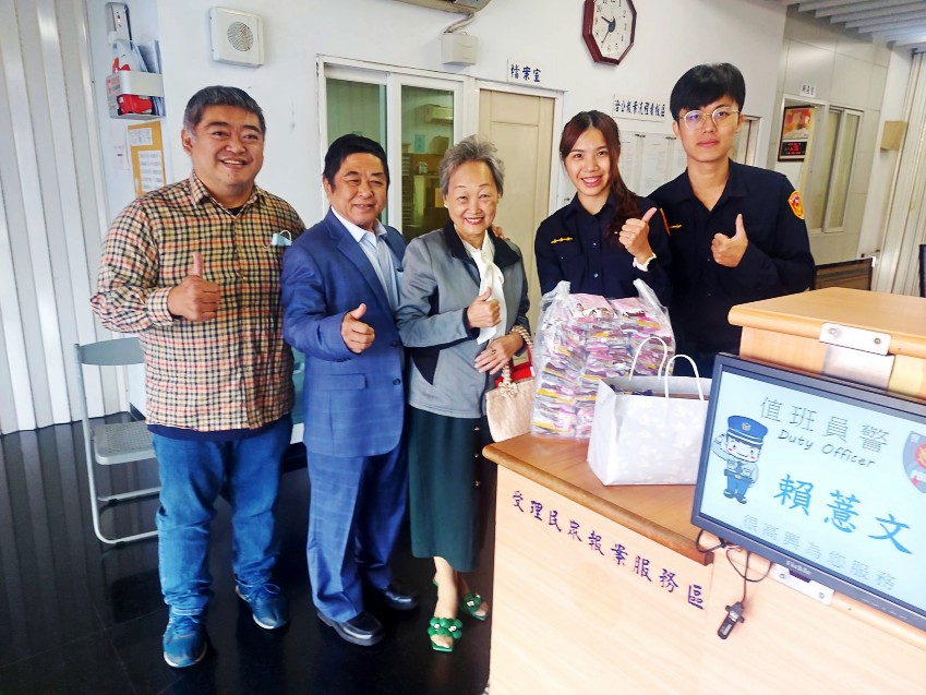 聖誕佳節將至 教會牧者車載物資慰勞員警辛勞