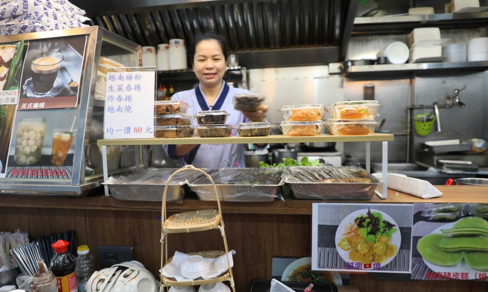 蓮花創越素食陳雪梅老闆固定每周三上午11:30送愛心午餐。