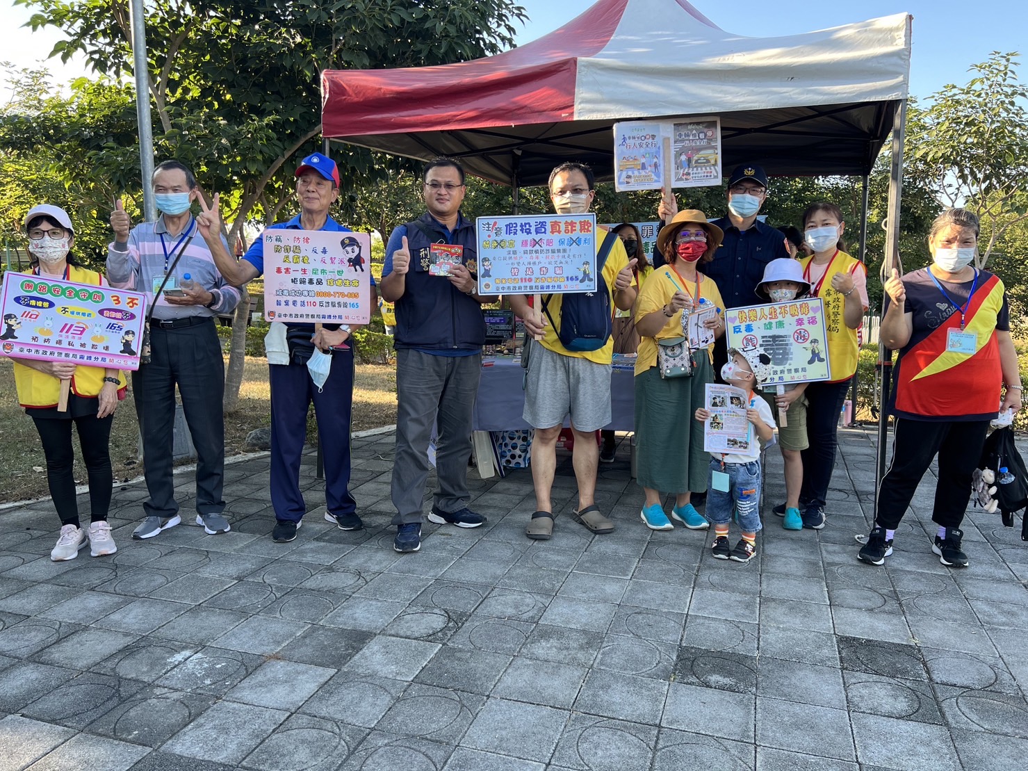霧峰分局員警、志工與民眾一同健走，並向參加健走民眾宣導「防詐騙」、「反毒品」、「反賄選」及「禮讓行人」等犯罪預防宣導工作。(圖/記者江雁武翻攝)