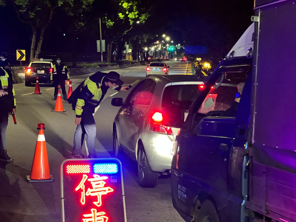 警方持續加強攔檢勤務。(記者宋紹誠翻攝)