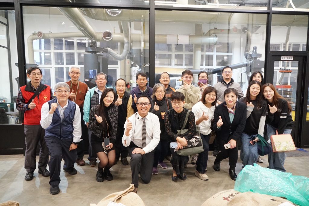 赫曼咖啡烘焙體驗工廠參訪經驗分享合影。(記者林照東攝)