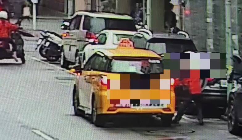 運匠將醉男強行拉下計程車。（記者林金聖翻攝）