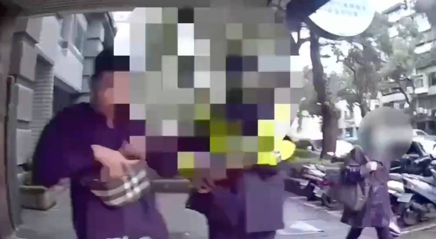 警到場將陳男帶回派出所。（記者林金聖翻攝）
