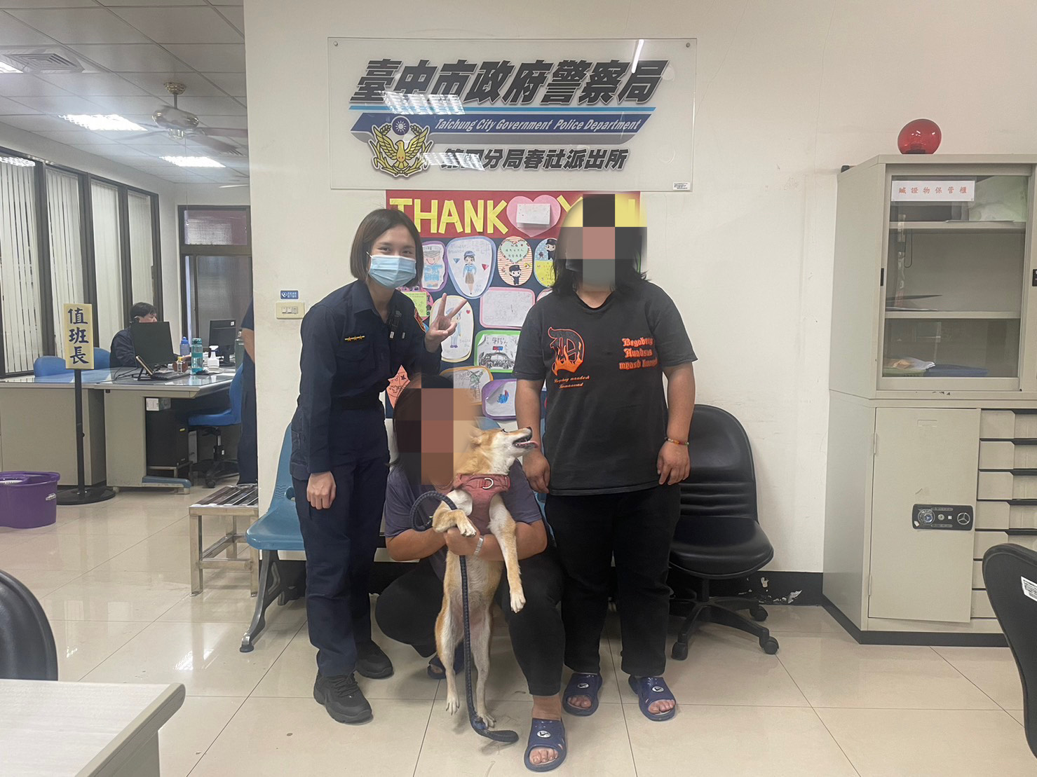 飼主找到柴犬嘟嘟開心與員警合影。(圖/記者江雁武翻攝)