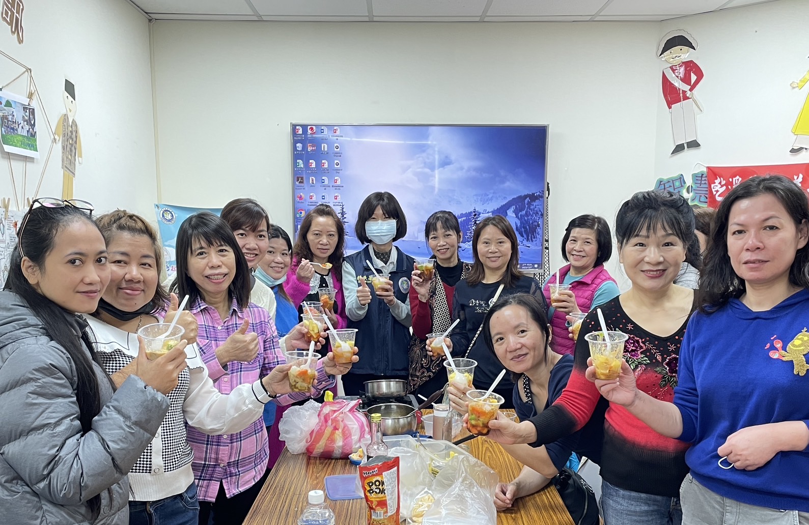 基隆新住民了解如何投票後,一起享用印尼風味混合水果冰甜點 Es Teler。(記者張欽翻攝)