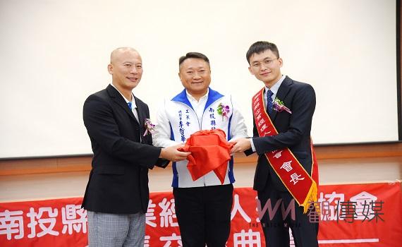南投企經會長交接 工策會總幹事李哲華代表參加