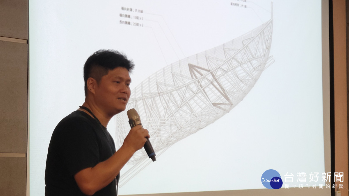 中原建築副教授陳宣誠說明船體結構的施工透視圖，讓同學理解結構配置與力學分佈。<br /><br /> 