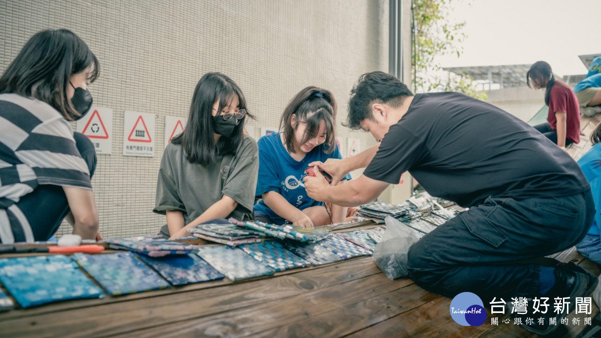 陳宣誠與學生一起將全台美術班種子學生的個人創作，固定於船體上，成為共創線條。<br /><br /> 