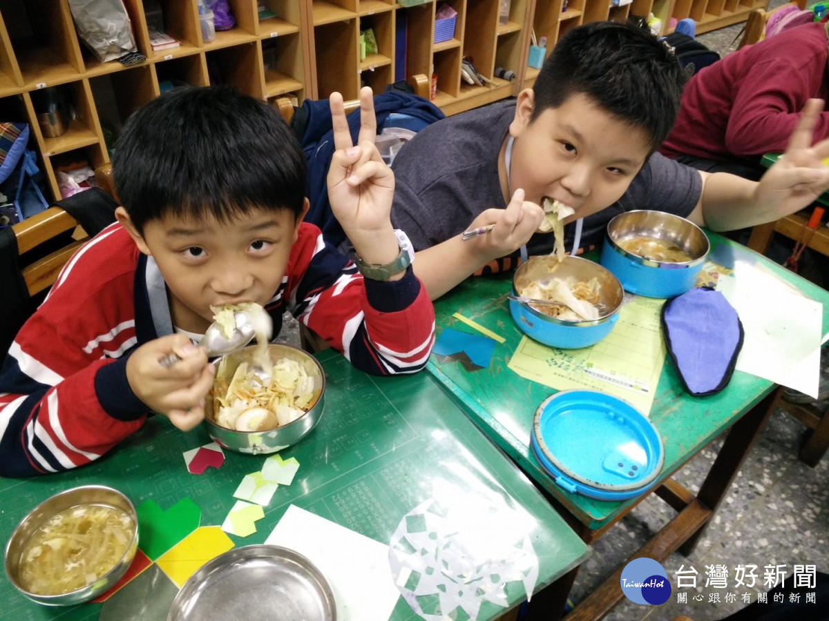 桃園市開放學校午餐使用CAS液蛋，並持續把關蛋品來源確保學生食的安全。