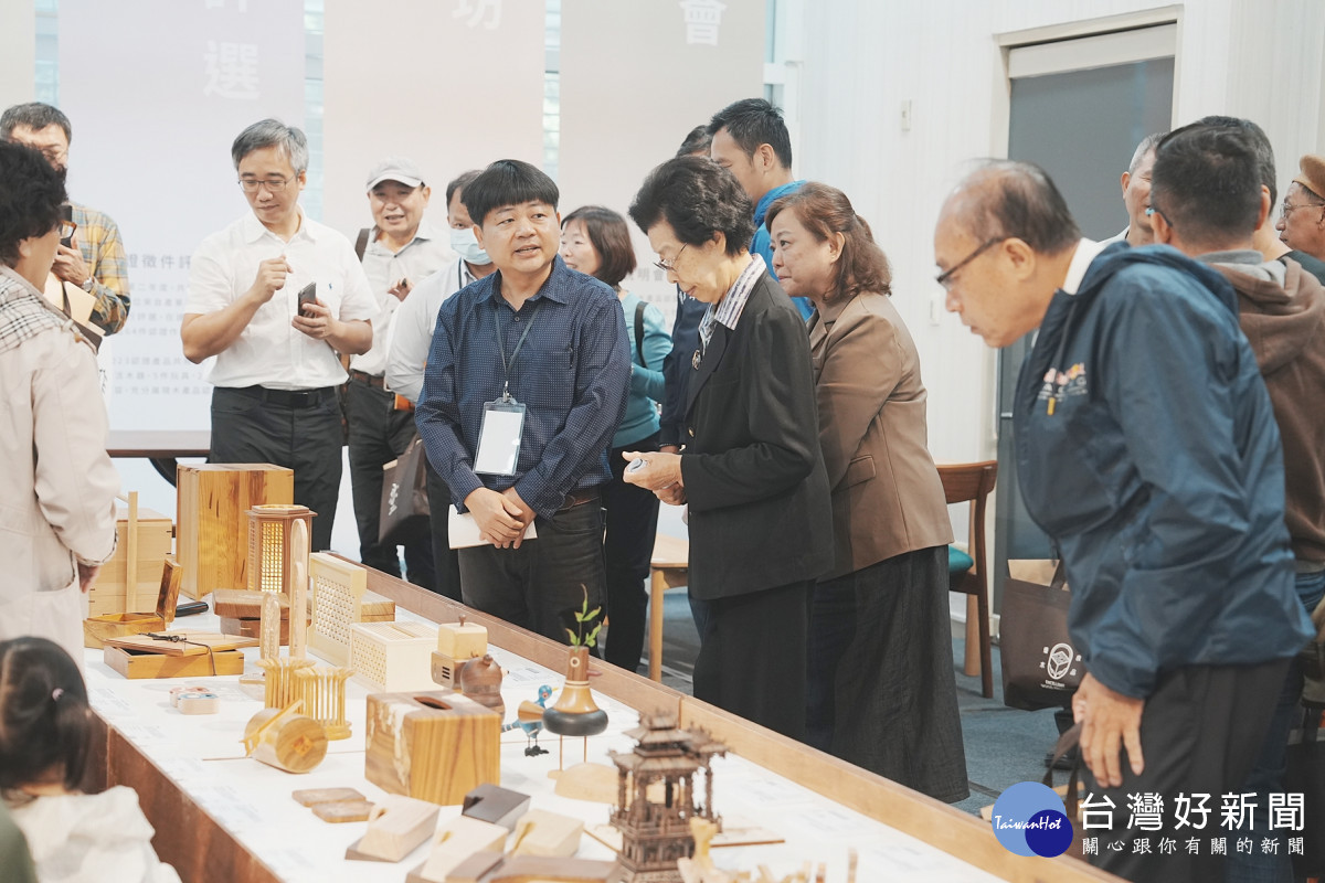嘉義市府文化局第二年持續推動「優木良品─木產品認證計畫」，今天在嘉義市立博物館舉行授證典禮暨成果發表／嘉義市府提供