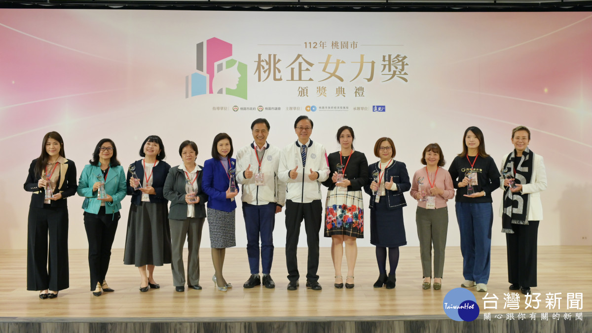 桃園市長張善政親自頒發獎座。