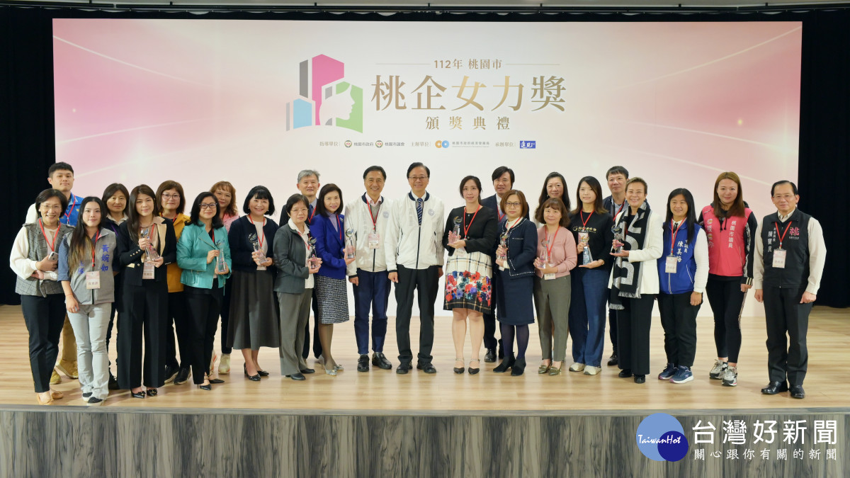 桃園市長張善政親、貴賓與所有獲獎者合影留念。<br /><br /> 