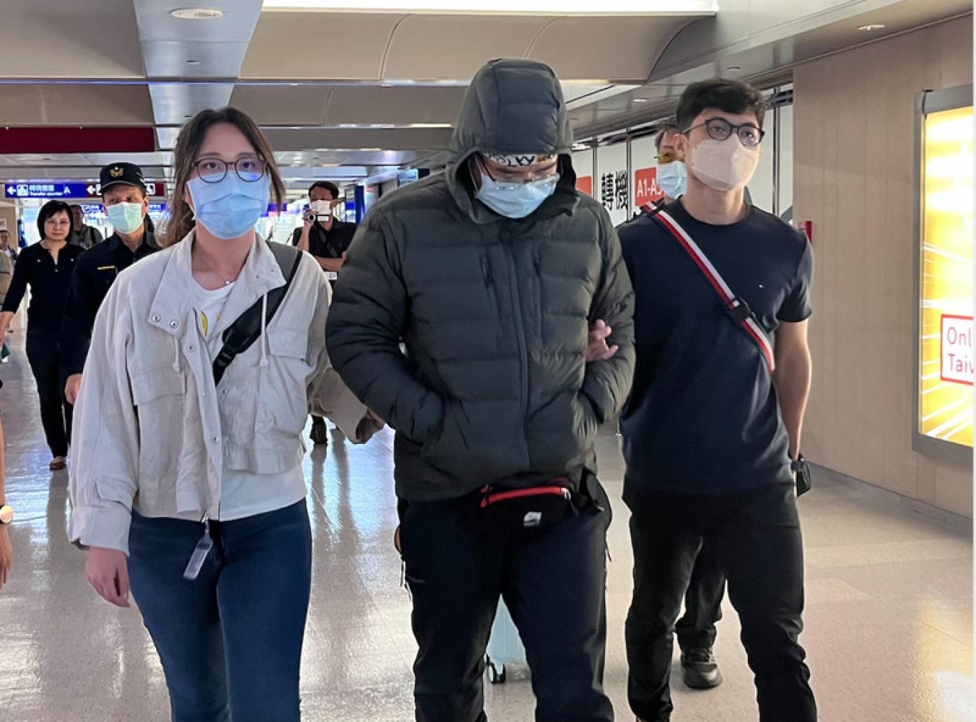 林裕紘(中)10月7日清晨抵台,桃園市政府警察局刑事警察大隊派員將他帶回偵訊。中央社