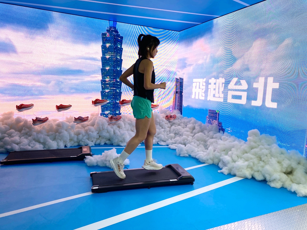國內知名跑步 KOL 蔡佳真也在下班後特地趕來體驗《HOKA FLY ZONE》