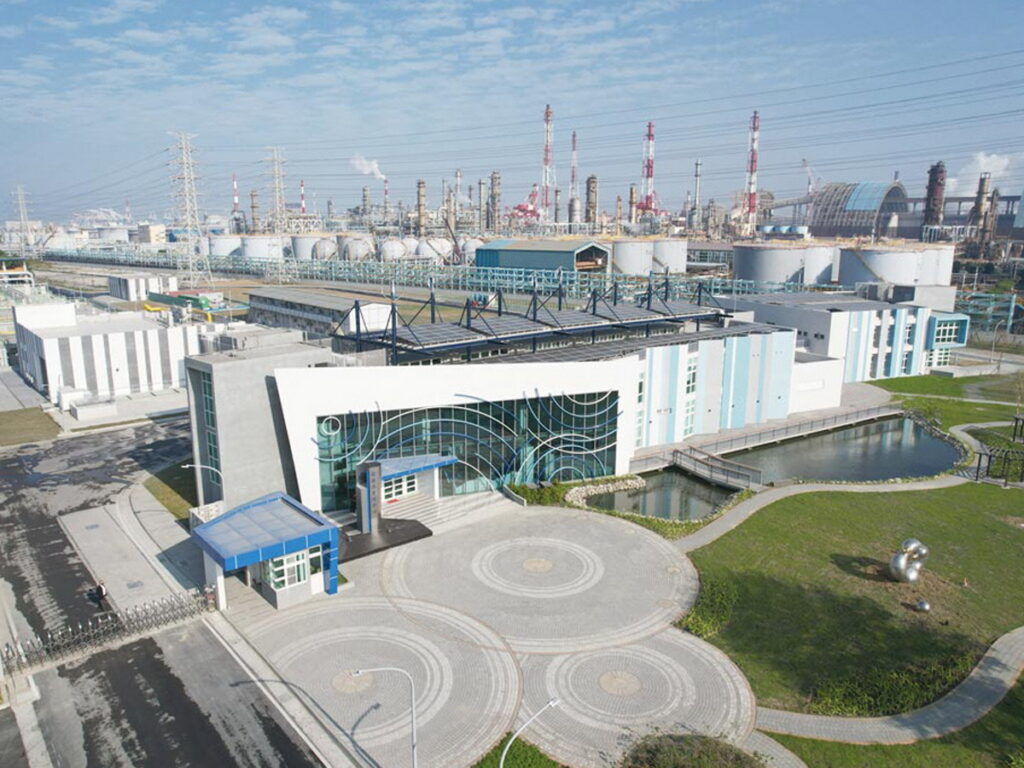 取得銀級綠建築標章的管理中心,結合海港城市風貌進行設計,並設立生態池、綠地、槌球場等開放空間及環境教育等設施,兼具休憩及教育等功能。